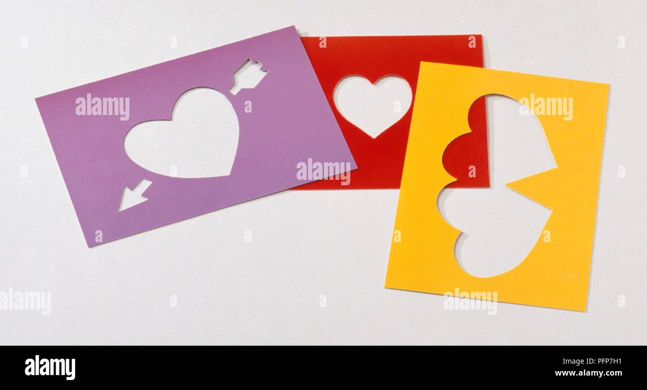 Corazón formas recortadas de tarjeta de colores Foto de stock