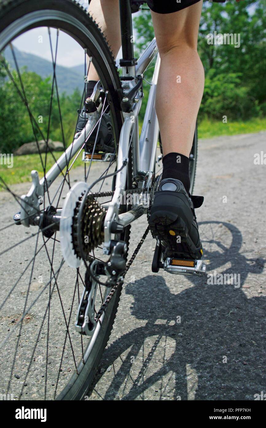 Los Estados Unidos, Nueva Jersey, mujer el ciclismo de montaña en la  carretera a través de la campiña, mostrando los pies en los pedales  Fotografía de stock - Alamy