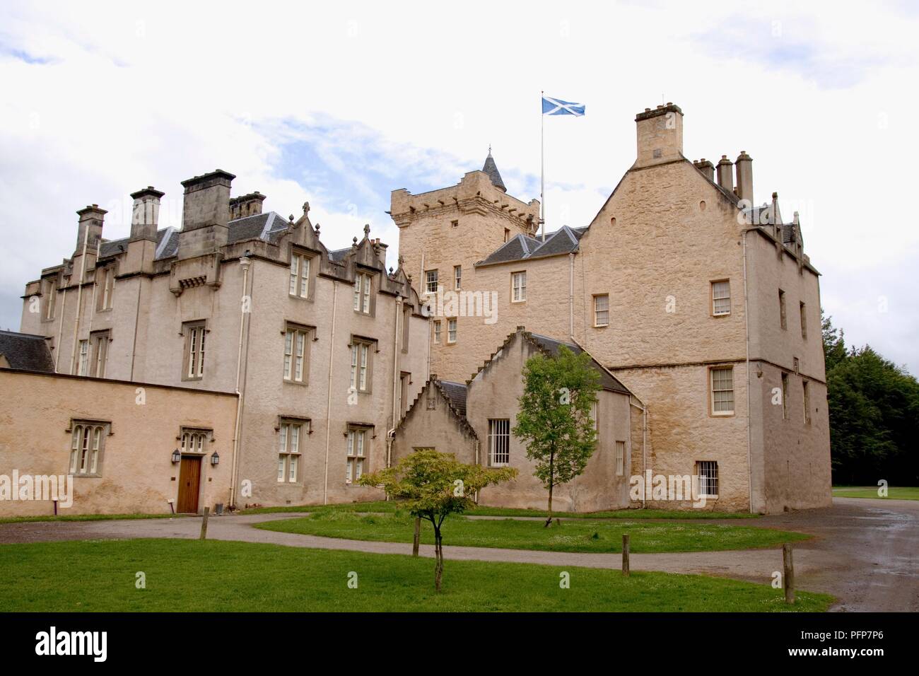 Escocia, Moray, Brodie Castle, con fachada de castillo del siglo XVI Foto de stock