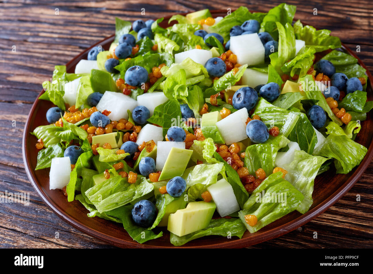 Ensalada Mexicana con arándanos, hojas de lechuga Romaine, jicama