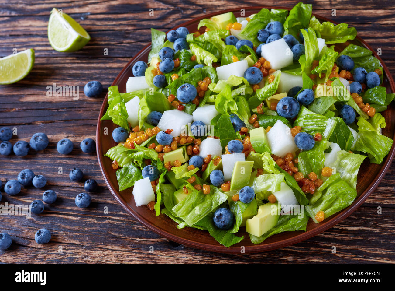 Ensalada Mexicana con arándanos, hojas de lechuga Romaine, jicama