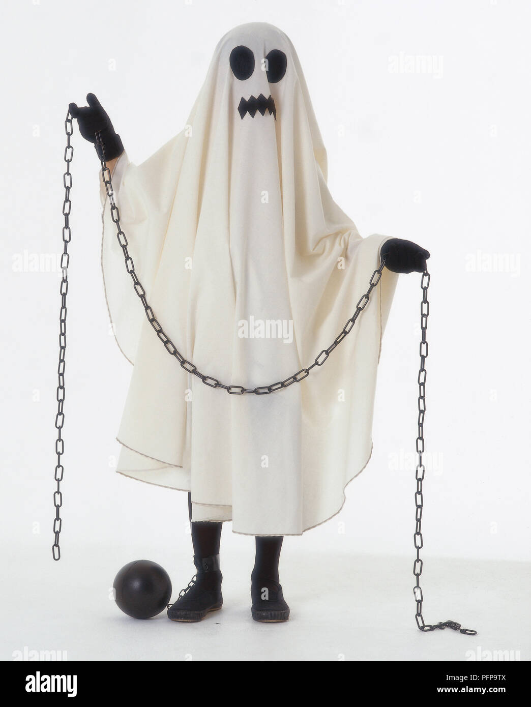 Niño vestido como un fantasma, en una hoja sosteniendo un balón y cadena  Fotografía de stock - Alamy