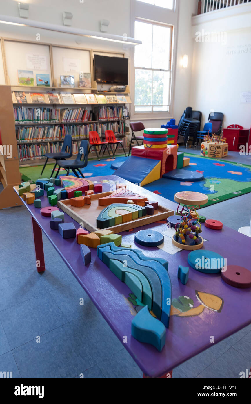 Colorido y estimular la sección para niños en una biblioteca pública. Foto de stock
