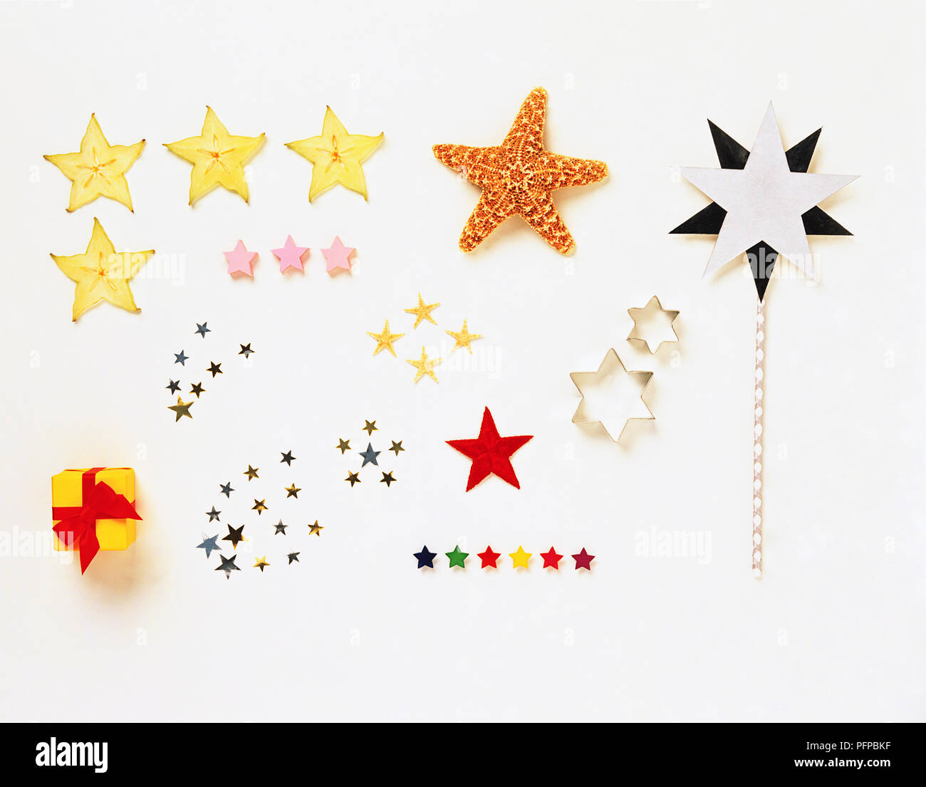 Diversos objetos en forma de estrella, incluida la cookie cutters, estrella de mar, Star Fruit