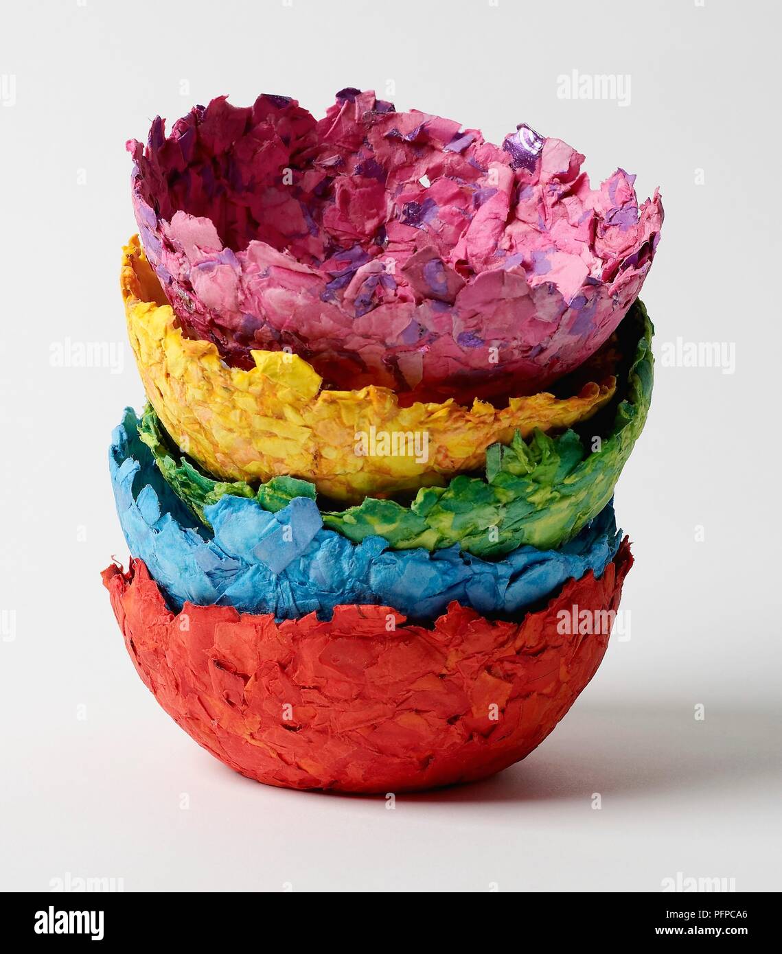 Una pila de papier mache cuencos hechos de papel recyled Fotografía de  stock - Alamy