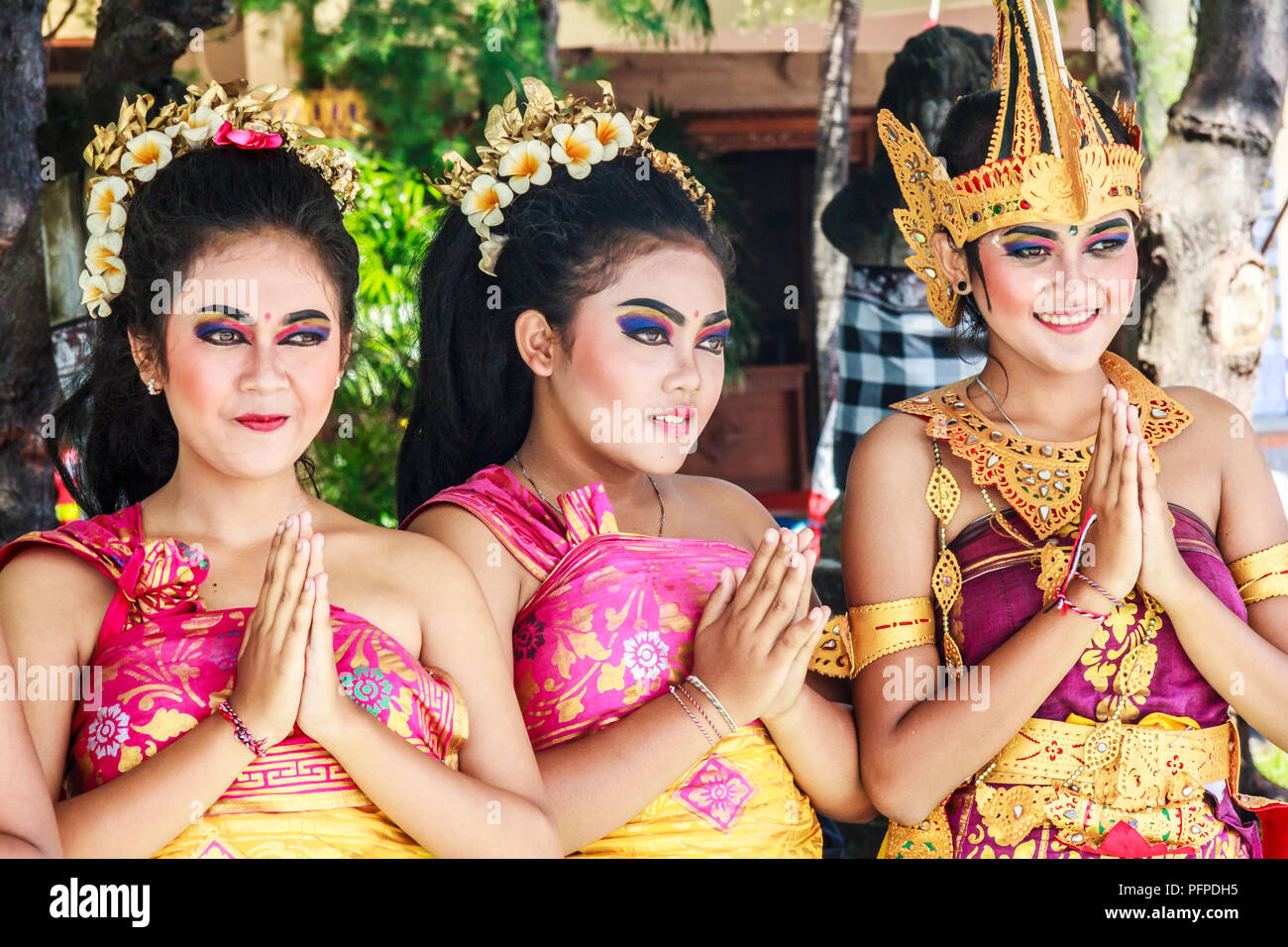 Bali, Indonesia - 18 de noviembre de 2016. Las niñas saludar a los pasajeros de los cruceros. Una fiesta de bienvenida cumple todos los buques. Foto de stock