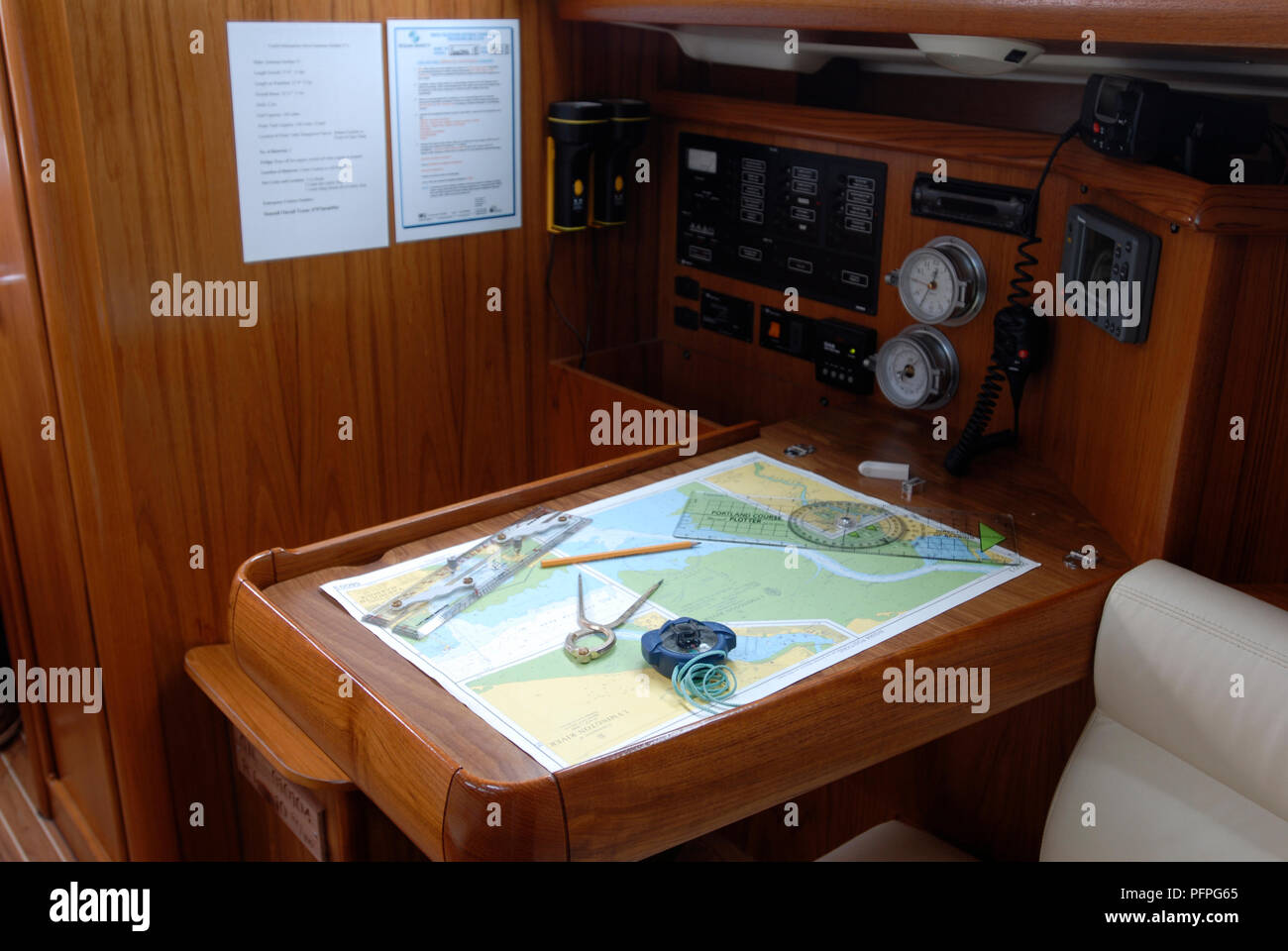 Sala de navegación dentro de un yate Fotografía de stock - Alamy
