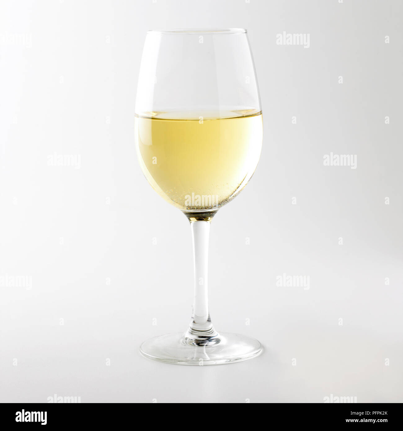 Vaso de vino blanco seco Foto de stock