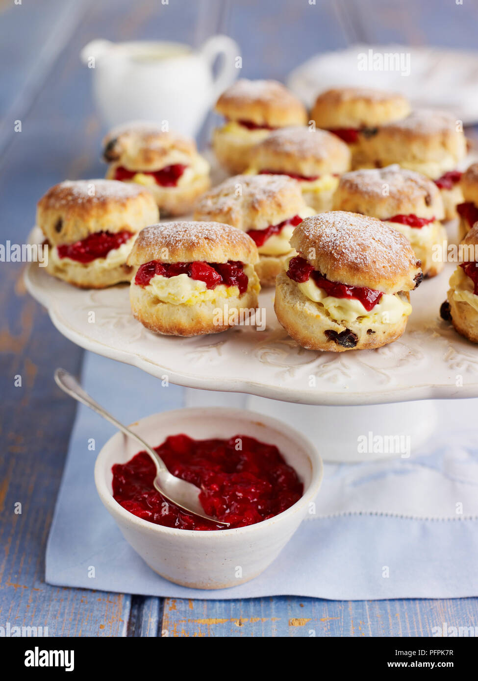 Damson Scones con mermelada y nata coagulado Foto de stock