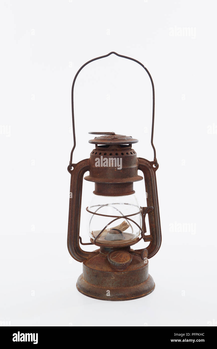 Rusty vieja lámpara de aceite Foto de stock