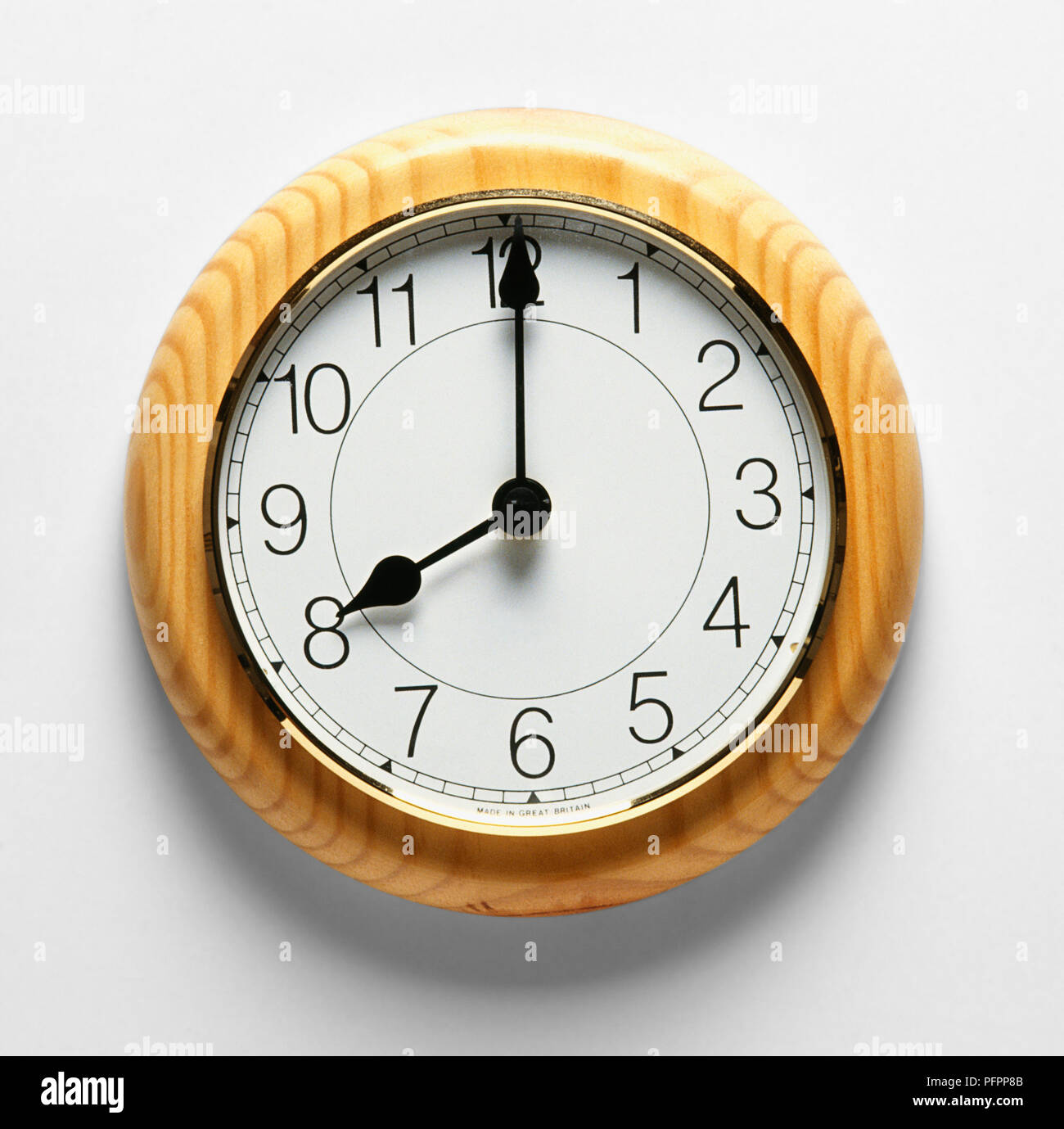 Reloj de madera en la pared mostrando 8 o'clock, close-up Foto de stock