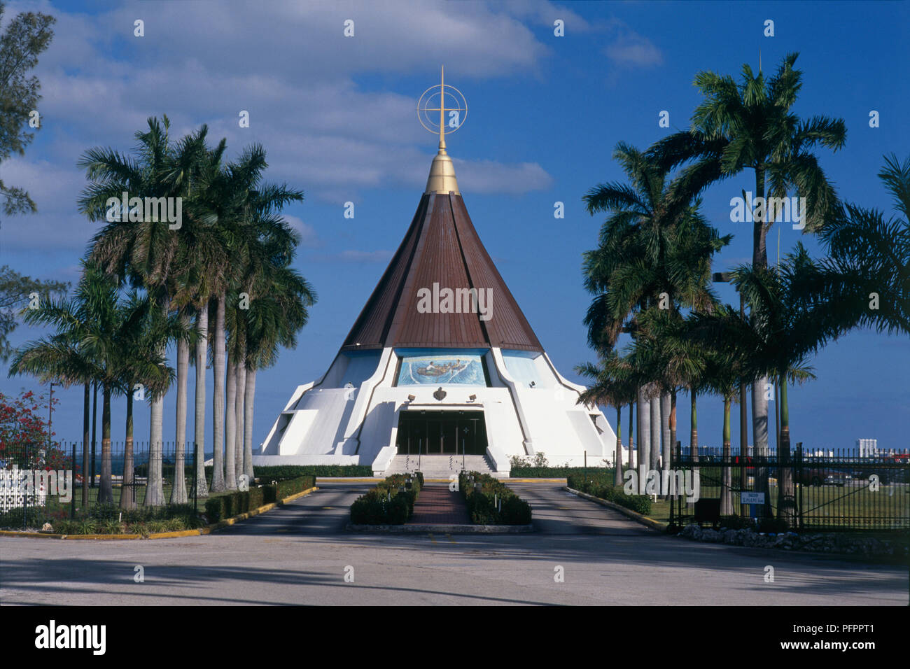 Estados Unidos, Florida, Miami, la Ermita de la Caridad, la iglesia de la  comunidad cubana, en forma de cono exterior Fotografía de stock - Alamy