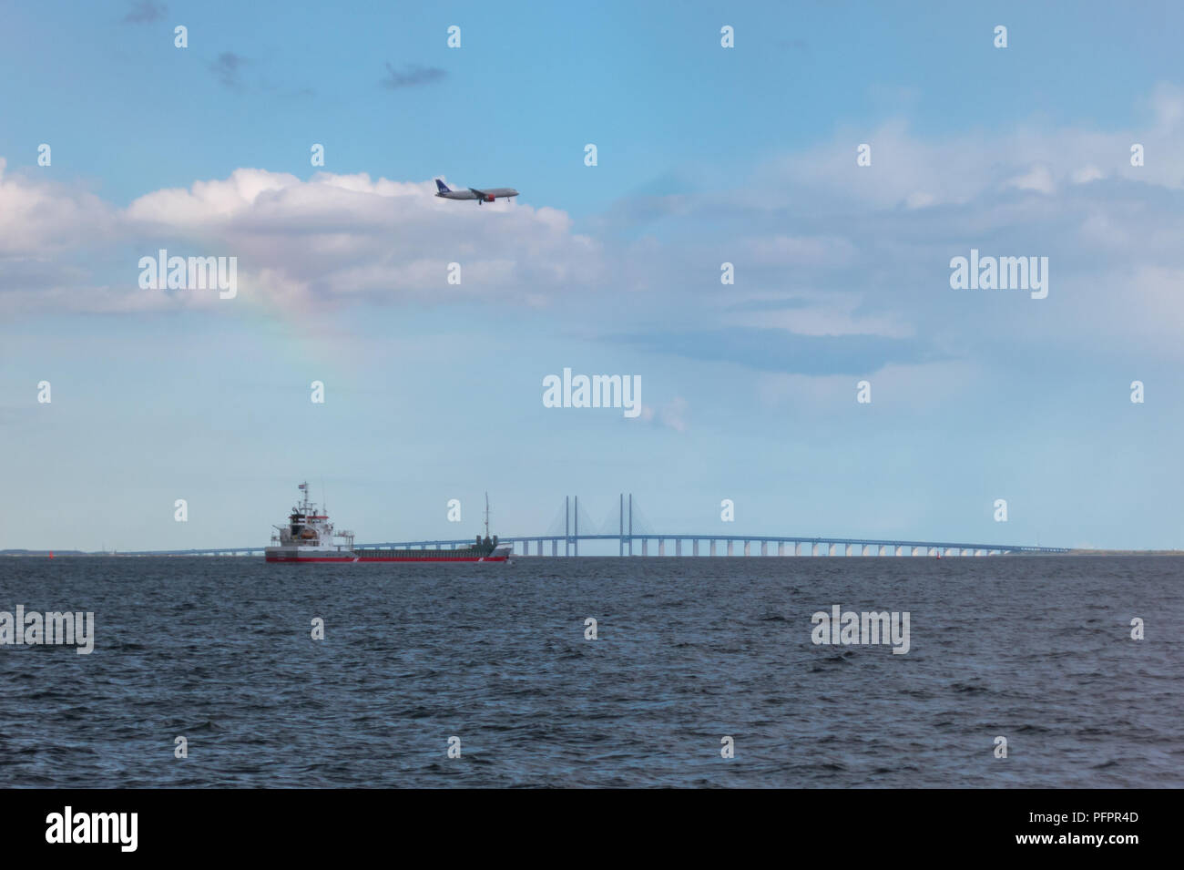 Fotografía de un buque, aeronave y el puente de la autopista, mostrando los diferentes modos de transporte y medios de comercio mundial provocando grandes emisiones de carbono Foto de stock
