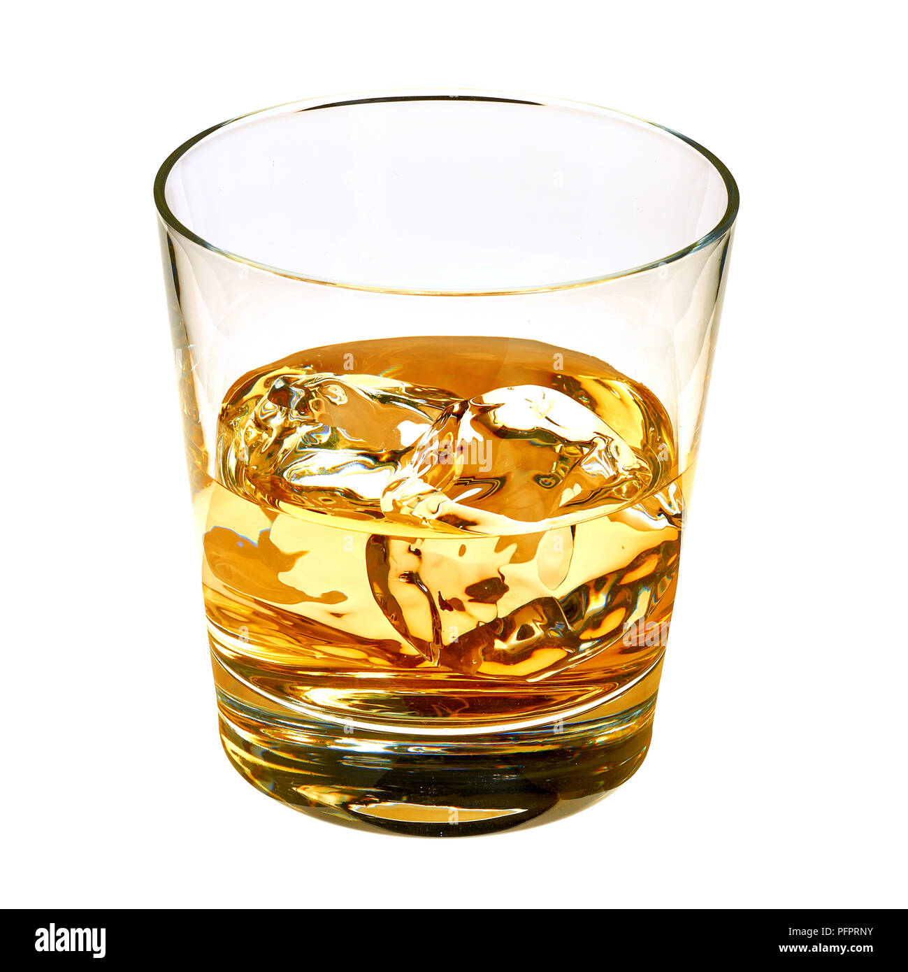 El whisky con cubitos de hielo en las rocas, incluyendo vidrio trazado de  recorte Fotografía de stock - Alamy
