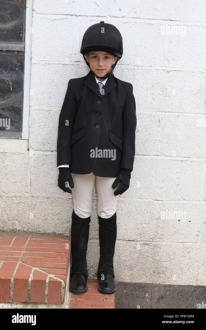 Chica en negro traje de equitación, vista frontal Fotografía de stock -  Alamy