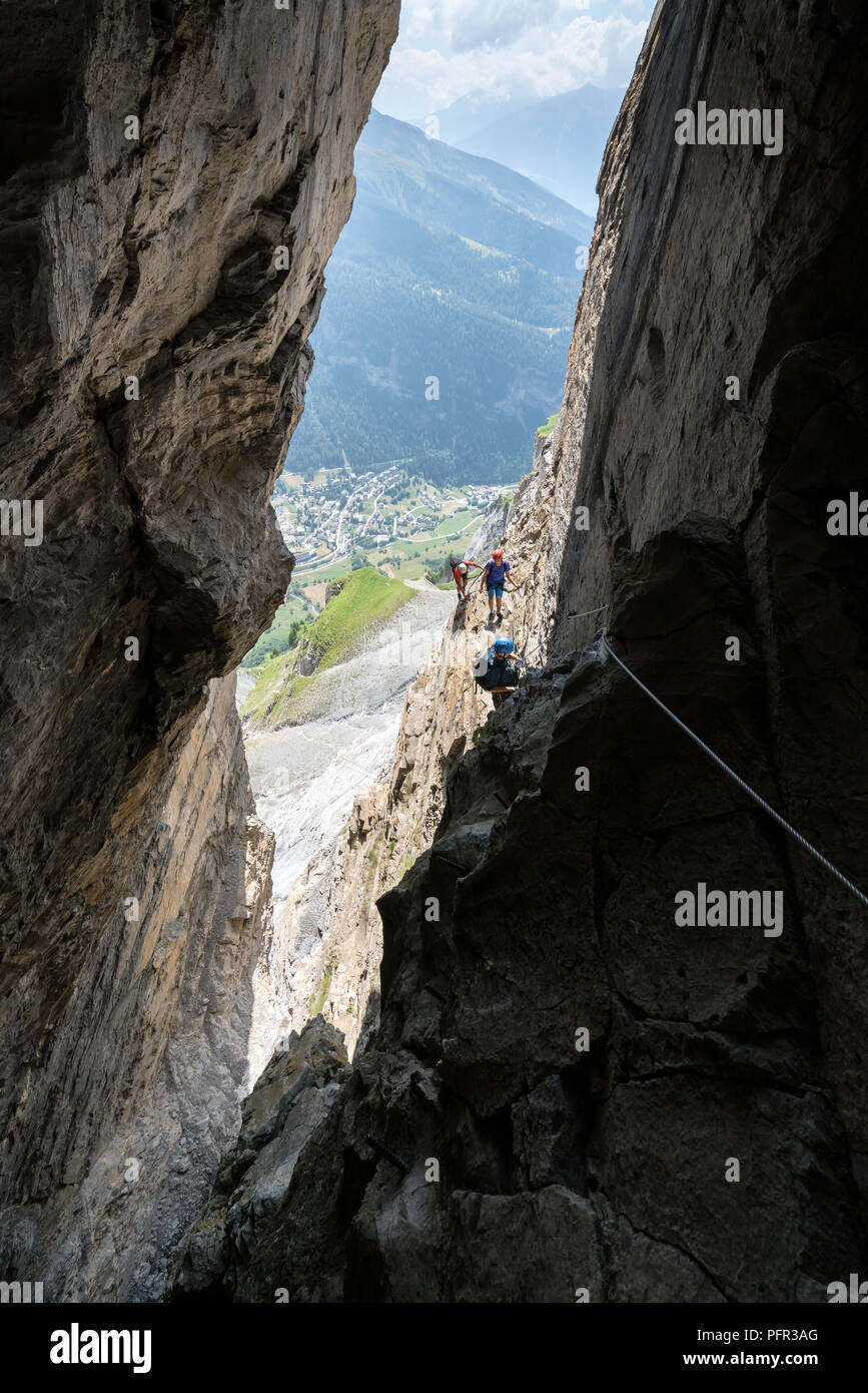 La escalada en la vía ferrata, Leucurbad Gemmi-Daubenhorn, Suiza, Europa Foto de stock