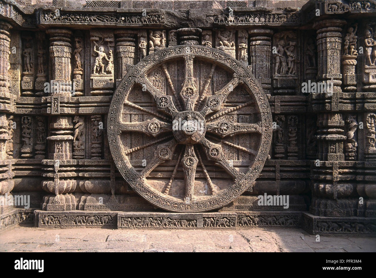 India, Konarak rueda desde el Templo del Sol de Konarak, construido en el siglo XIII y diseñado en forma de una gigantesca carroza ordenado por el Dios Sol tirado por siete caballos, y construido por el más poderoso rey Ganga, Narasingha deb-I, 1238-1264 A.D. Foto de stock