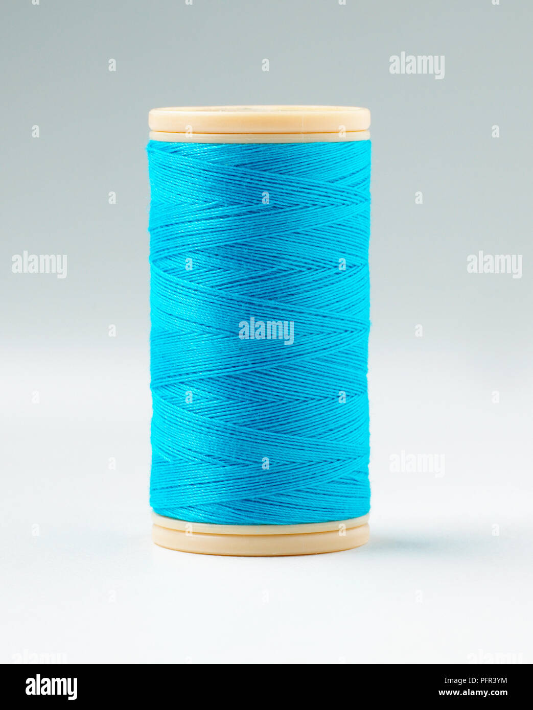 Bobina de hilo de coser de algodón turquesa Foto de stock