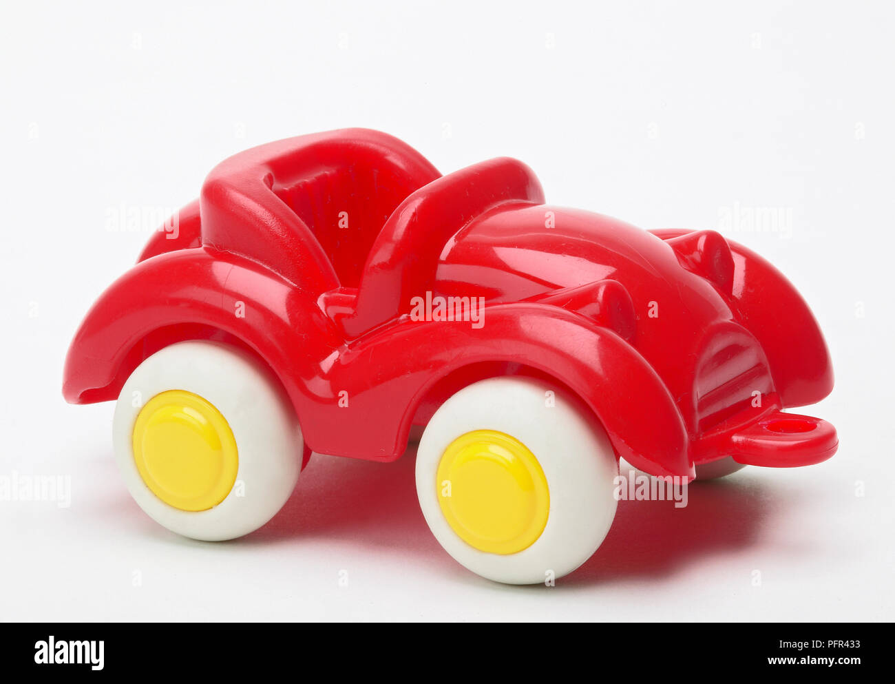Coche de juguete rojo de plástico Fotografía de stock - Alamy