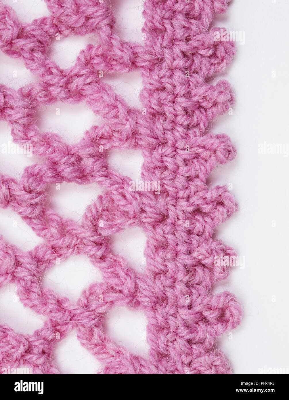 Detalle canteado Picot en crochet chal rosa Foto de stock