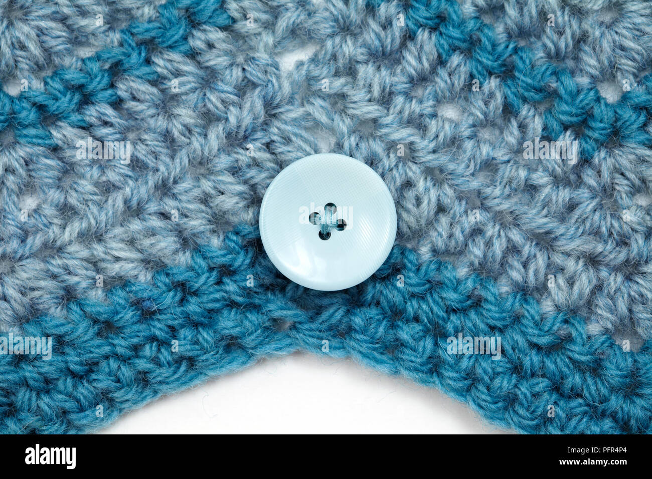 Botón Detalles sobre ganchillo cosido en zig-zag, funda de cojín Foto de stock