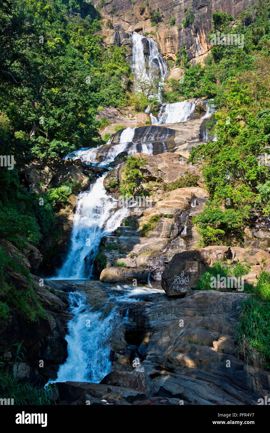 Sri Lanka, provincia de Uva, Ella, Ravana ella cae, vista de la cascada Foto de stock