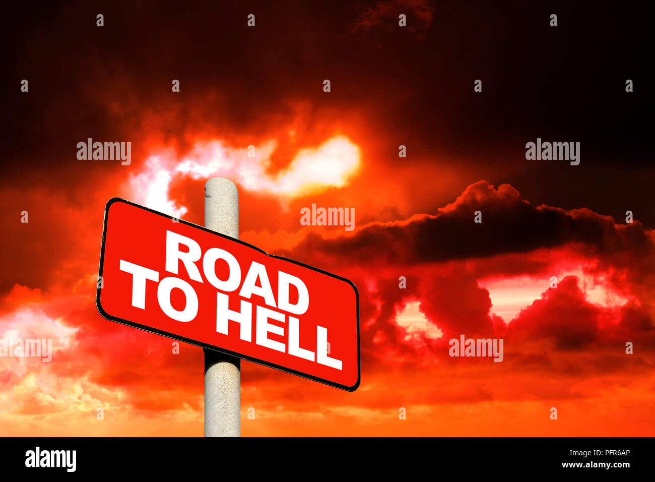 Camino al infierno signo contra un cielo rojo oscuro Foto de stock