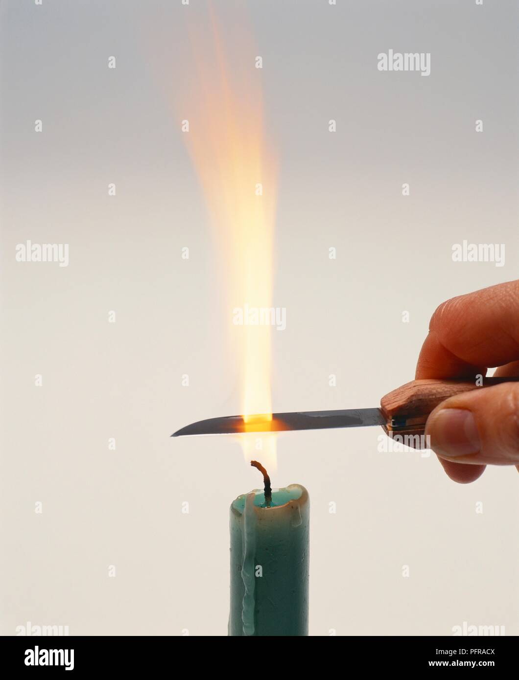 Mano sujetando navaja en la llama de una vela para esterilizar blade  Fotografía de stock - Alamy