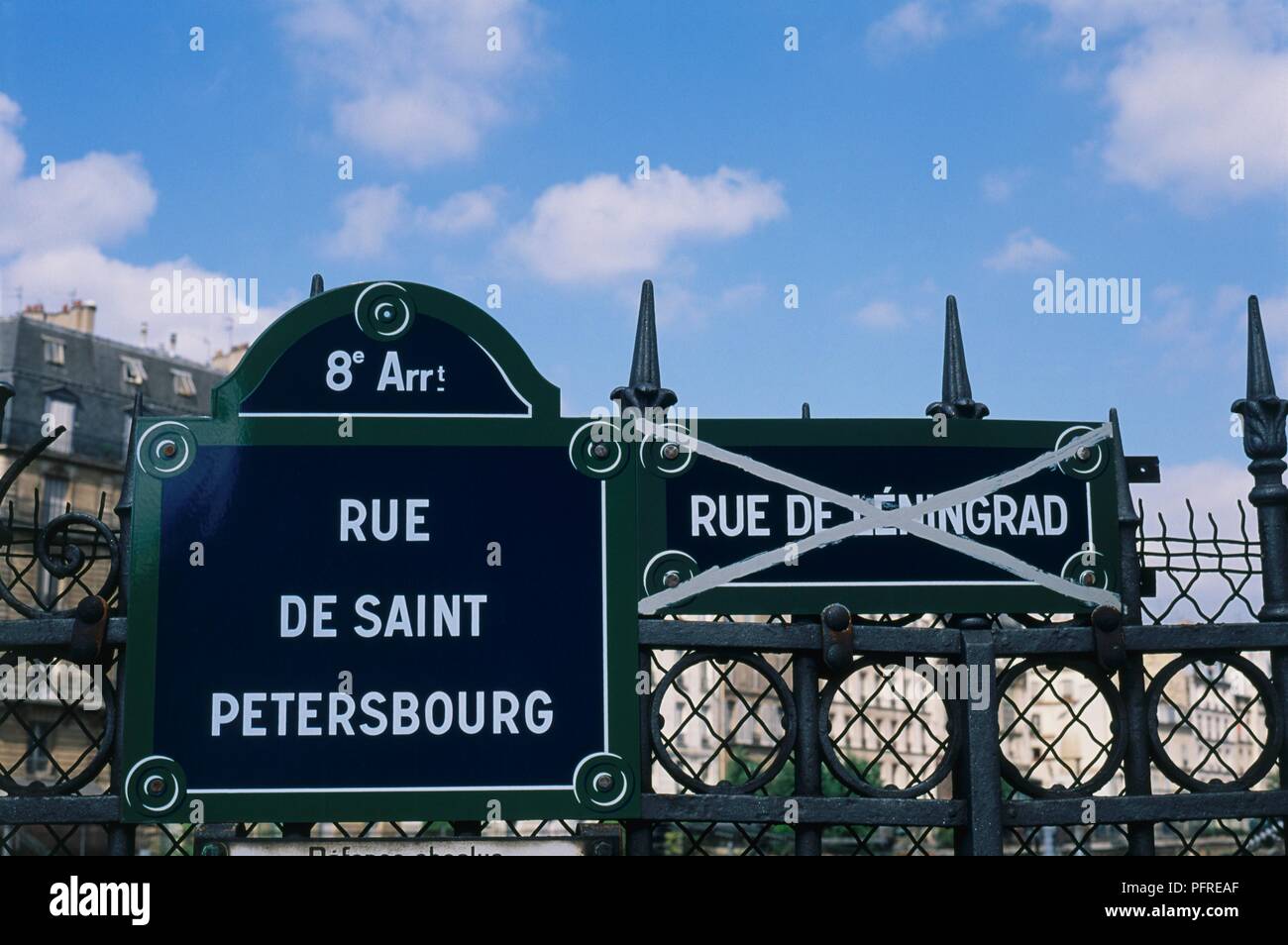 Francia, Paris, señales de carretera por Rue de Saint Petersbourg, conocido hasta 1991 como Rue de Leningrado, antigua carretera signo tachado Foto de stock