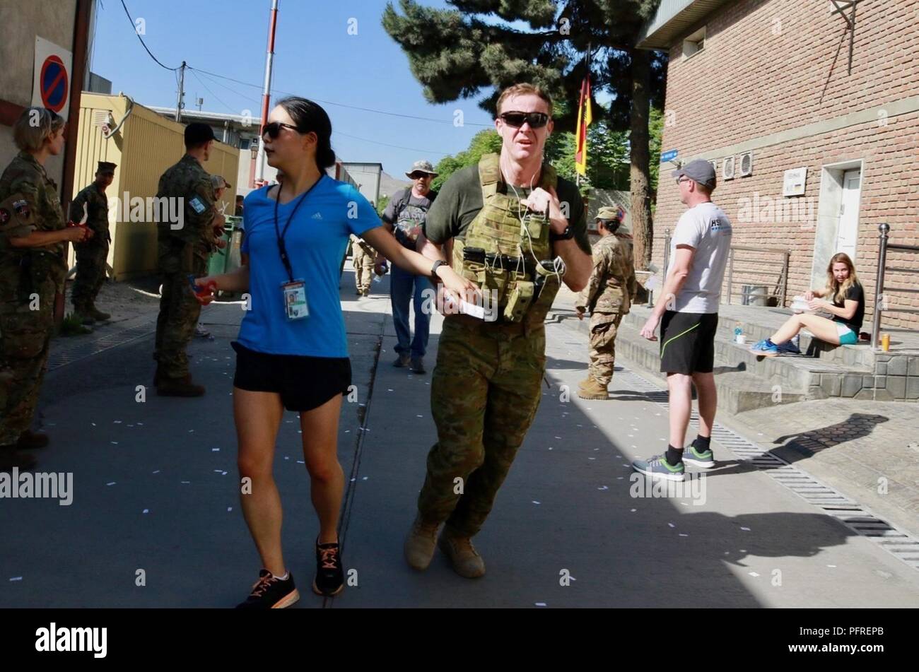 KABUL, Afganistán (Mayo 27, 2018) - Más de 220 Apoyo decidido los miembros realizaron una marcha de 25 kilómetros, conocido como el contingente danés (DANCON) Marzo en apoyo de los veteranos daneses. La marcha ha sido una tradición en la defensa de Dinamarca desde 1972, cuando el Ejército Real Danés fue desplegada en Chipre. Foto de stock