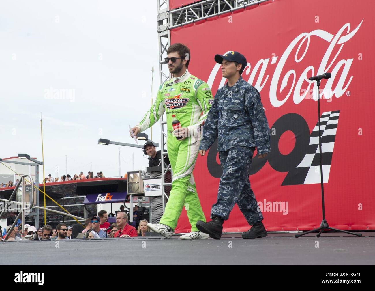 N.C. (Mayo 27, 2018) -- la aviación Técnico Electrónico 2ª clase Virginia  Brentlinger, desde Panamá City, Florida, asignado al USS Gerald R. Ford  (CVN 78), es presentado por Daniel Suárez de NASCAR