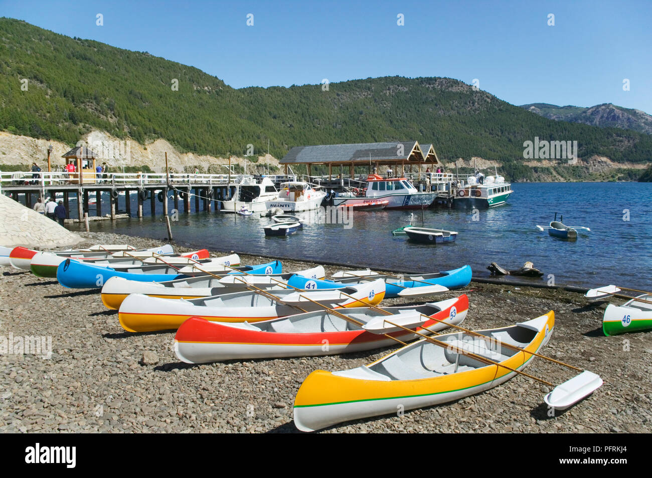 Argentina, San Martín de Los Andes, Lago Lacar, canoas y botes en la playa  y en el lago Fotografía de stock - Alamy