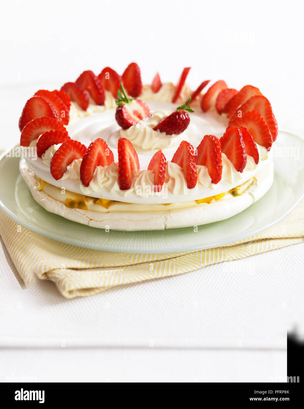 Mango y fruta de la pasión merengue decorado con crema y fresas. Foto de stock