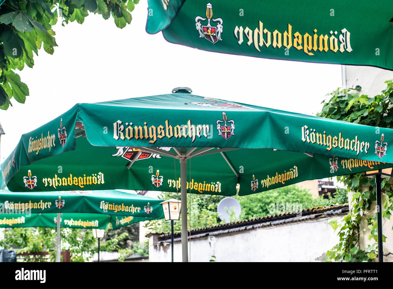 Koblenz Alemania -28.07.2018 Sun paraguas de típico estilo alemán koenigsbacher beer garden en ciudad de Koblenz Fotografía de stock - Alamy