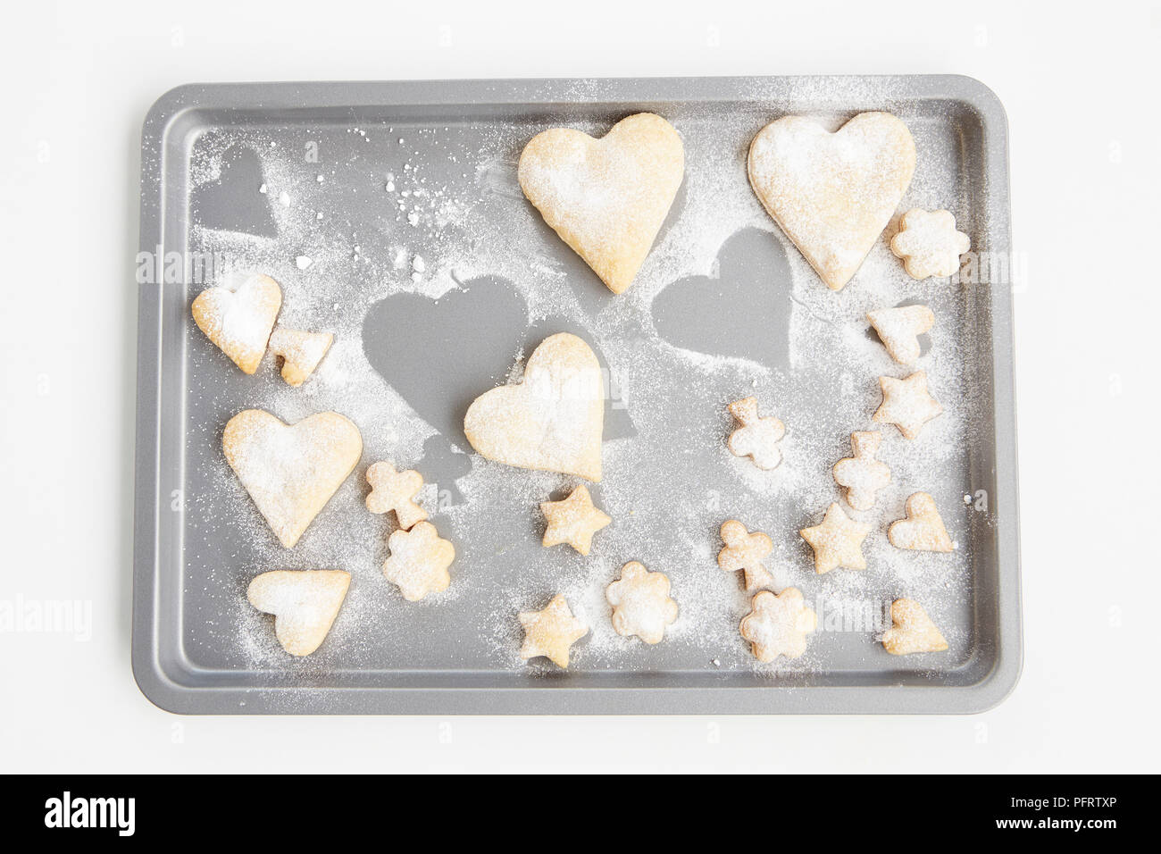 Corazón galletas en una bandeja para hornear. Foto de stock