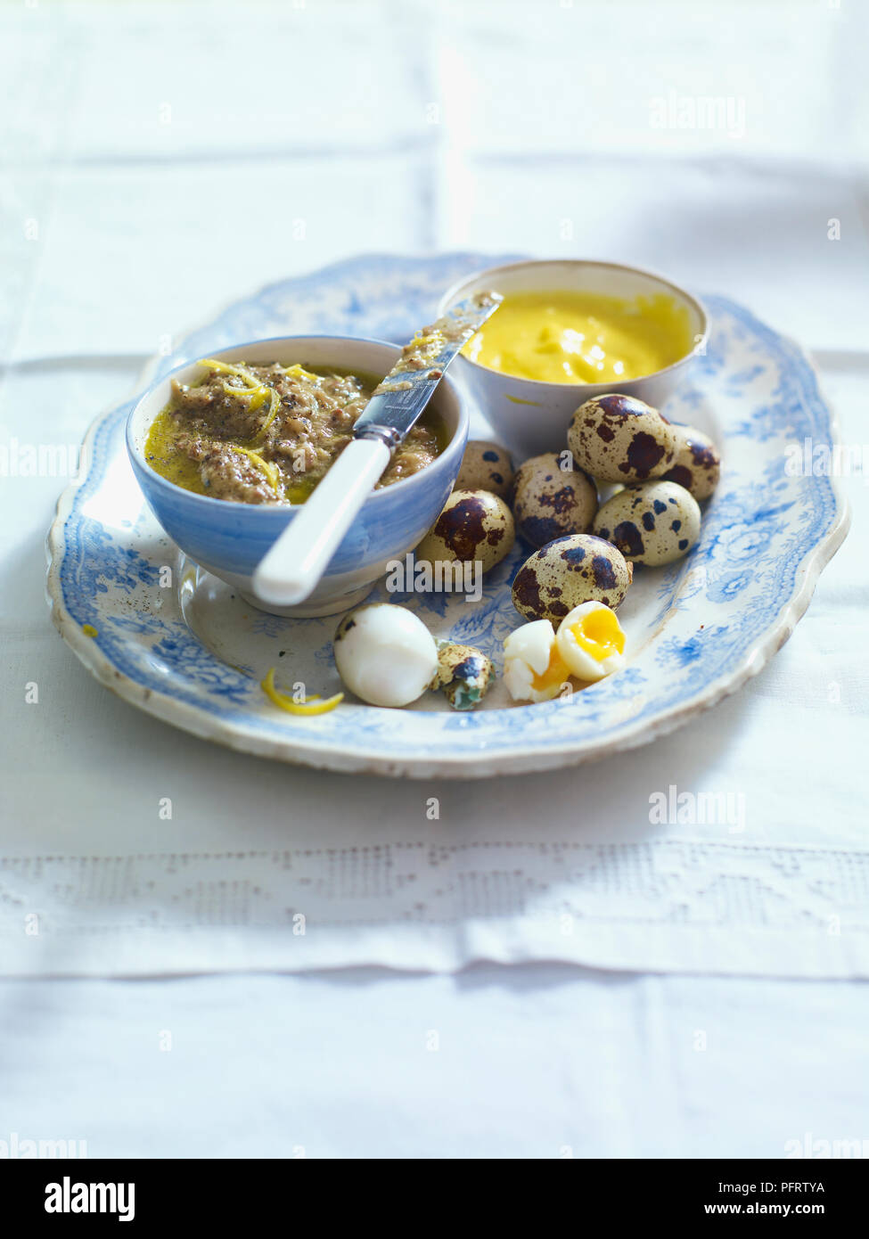 Anchoiade salsa (anchoveta) y los huevos de codorniz Foto de stock