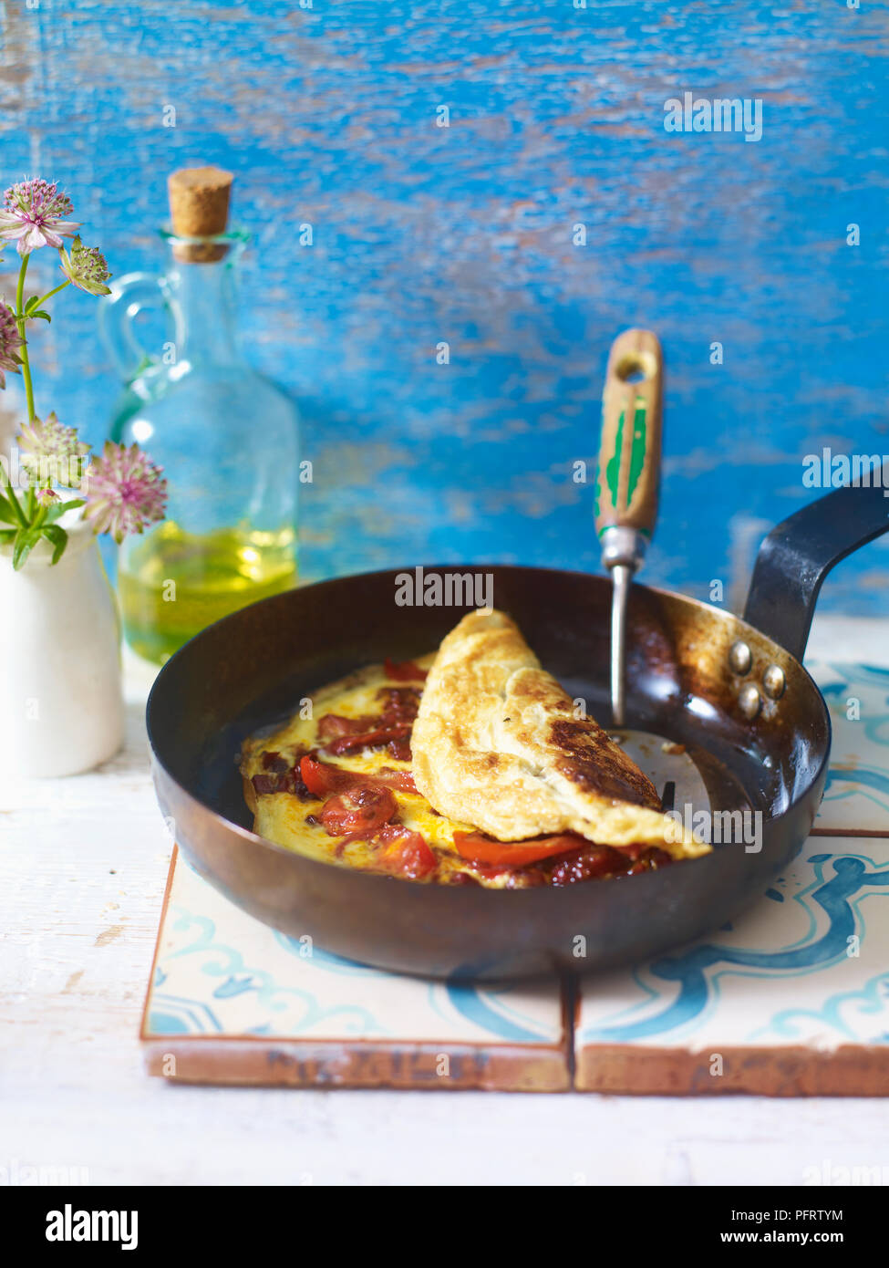 Tortilla basquaise desde el País Vasco francés, huevos cocidos con piperrada (pimienta y salsa de tomate) Foto de stock