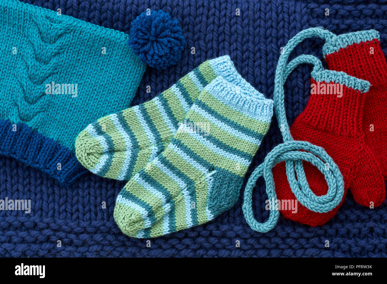 America Alacena pastel Bebé tejidas Pom Pom hat, tejida de niño calcetines, guantes tejidos para  niños Fotografía de stock - Alamy
