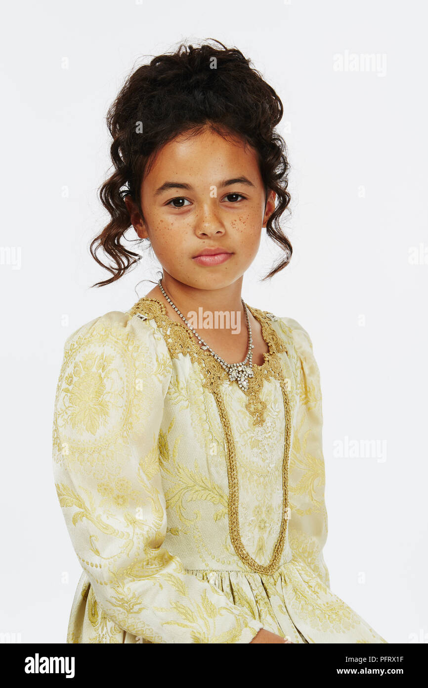 Niña vestidos con trajes de estilo princesa de oro Foto de stock