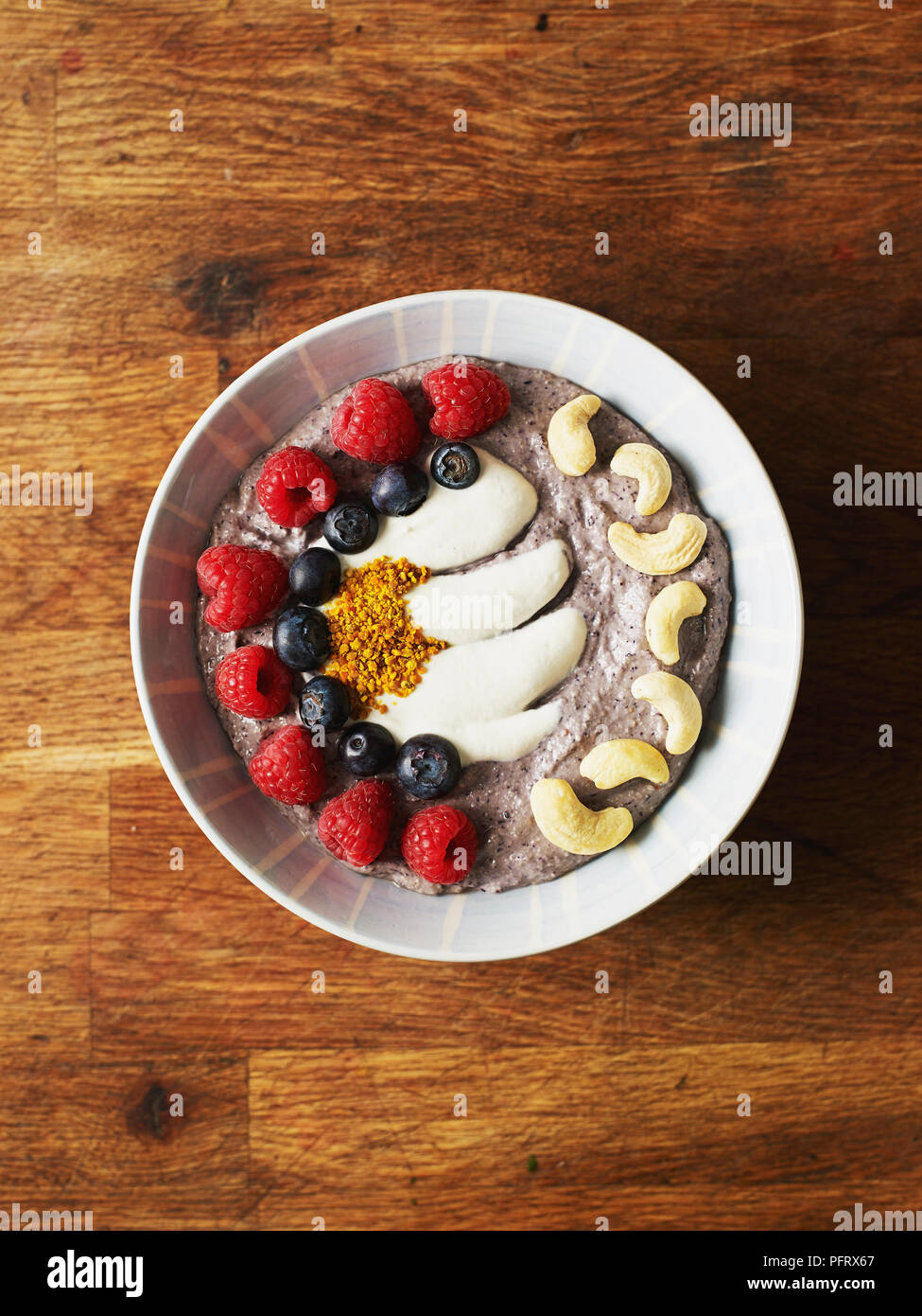 Cuencos de alimentación - Materias alforfón y blueberry bowl Foto de stock