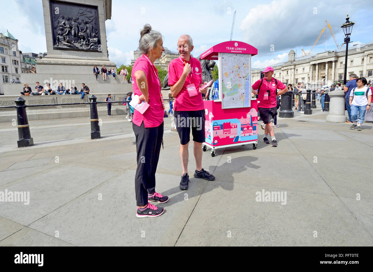 Equipo de Embajadores de Londres, los voluntarios ayudan a los turistas en Trafalgar Square, Londres, Inglaterra, Reino Unido. Inició un plan para los visitantes de los Juegos Olímpicos de 2012 y Foto de stock