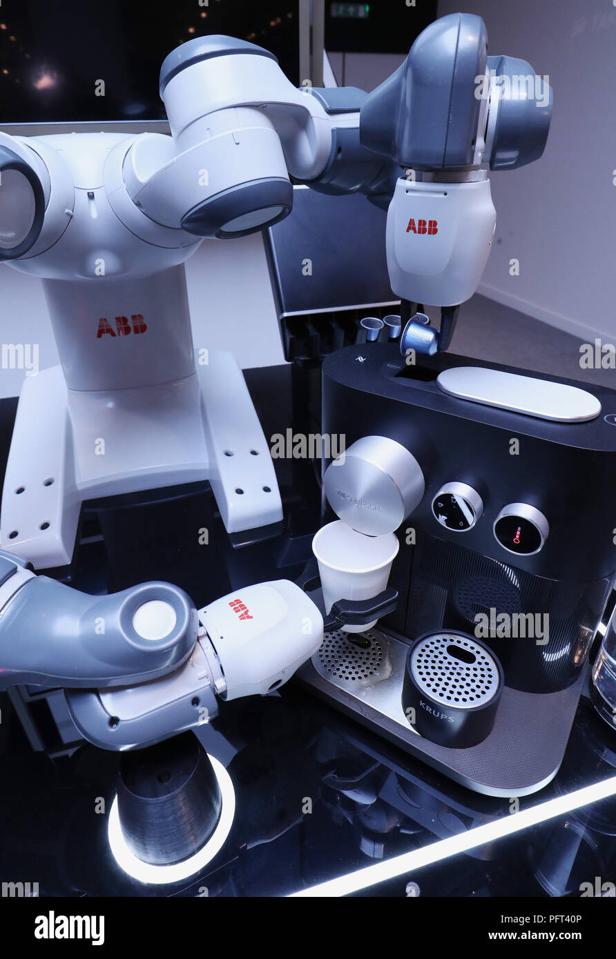 Embargan a 0900 Jueves 23 de agosto el YuMi, un robot para café, realizados  por ABB, en la pantalla de Selfridges en la Oxford Street, Londres  Fotografía de stock - Alamy