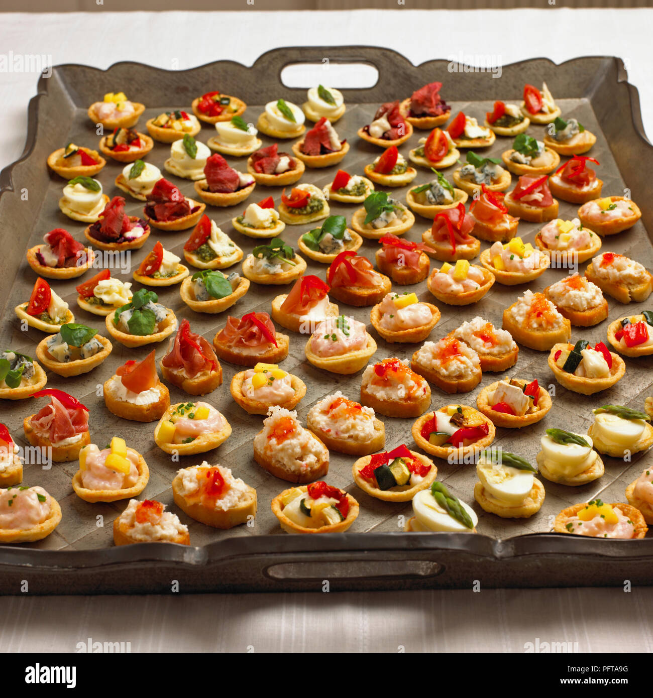 Fuente de antipasto, canapés Foto de stock
