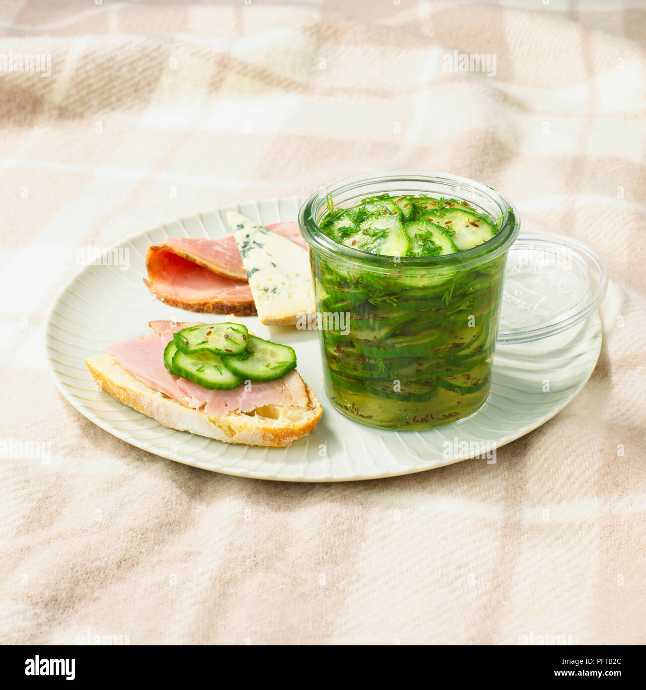 Pepino y eneldo pickles. Foto de stock