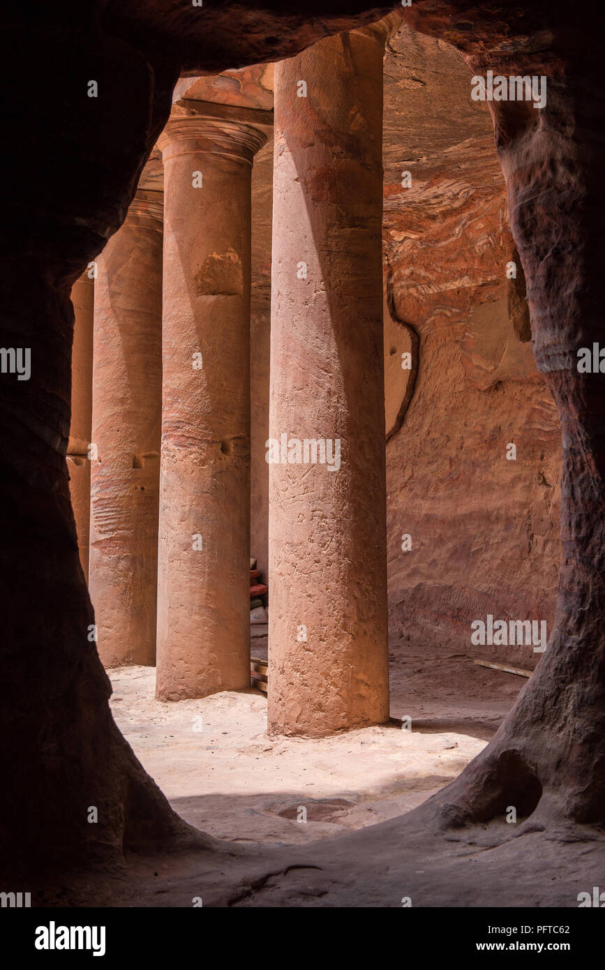 Nabateo tumbas en la antigua ciudad de Petra, Jordania Foto de stock