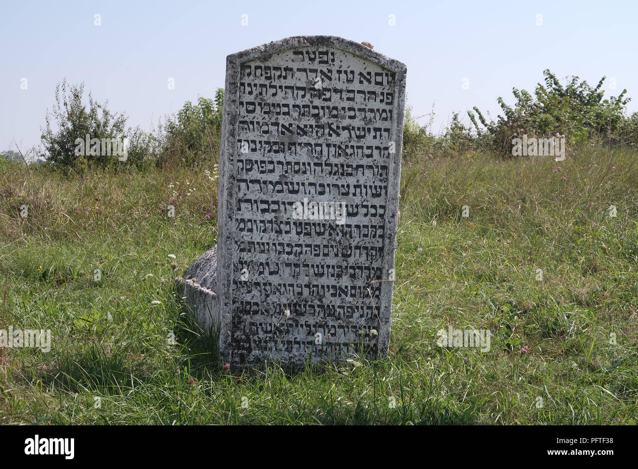 Epitaph en hebreo sobre la tumba del rabino Alexander Zvi Margaliot uno