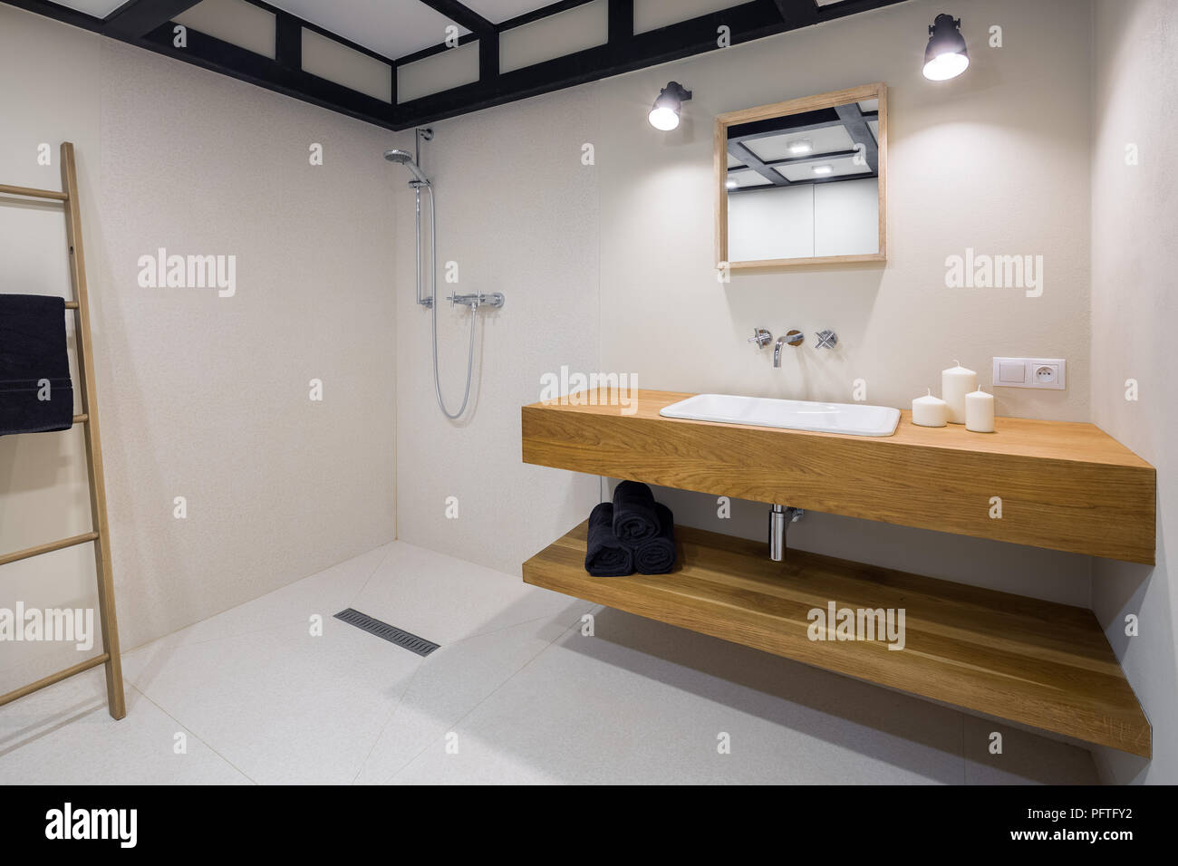 Cuarto de baño minimalista blanco con encimera de madera cuenca ... Cuarto de baño minimalista blanco con encimera de madera cuenca ...