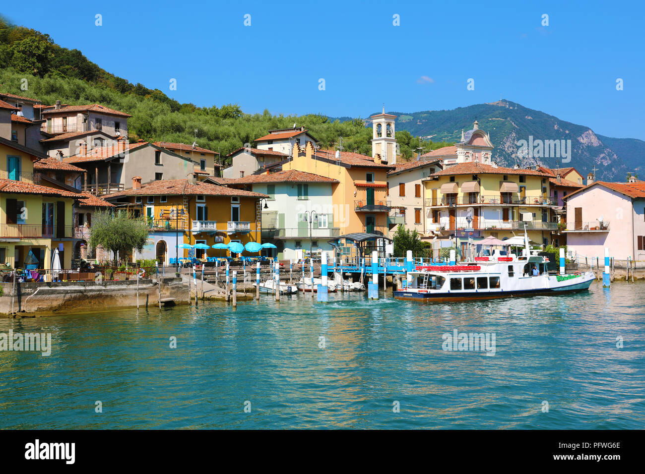 MONTE ISOLA, Italia - 20 de agosto de 2018: vista de la pequeña aldea de Carzano en Monte Isola isla en medio del lago de Iseo, Italia Foto de stock