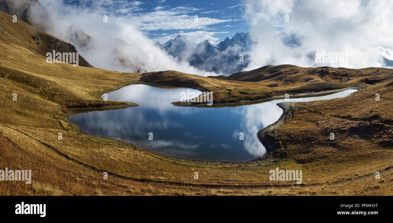 Lago de montaña. Panorama hermoso paisaje con picos y las nubes. Koruldi Lago. Canto caucásico Principal. Zemo Svaneti, Georgia Foto de stock