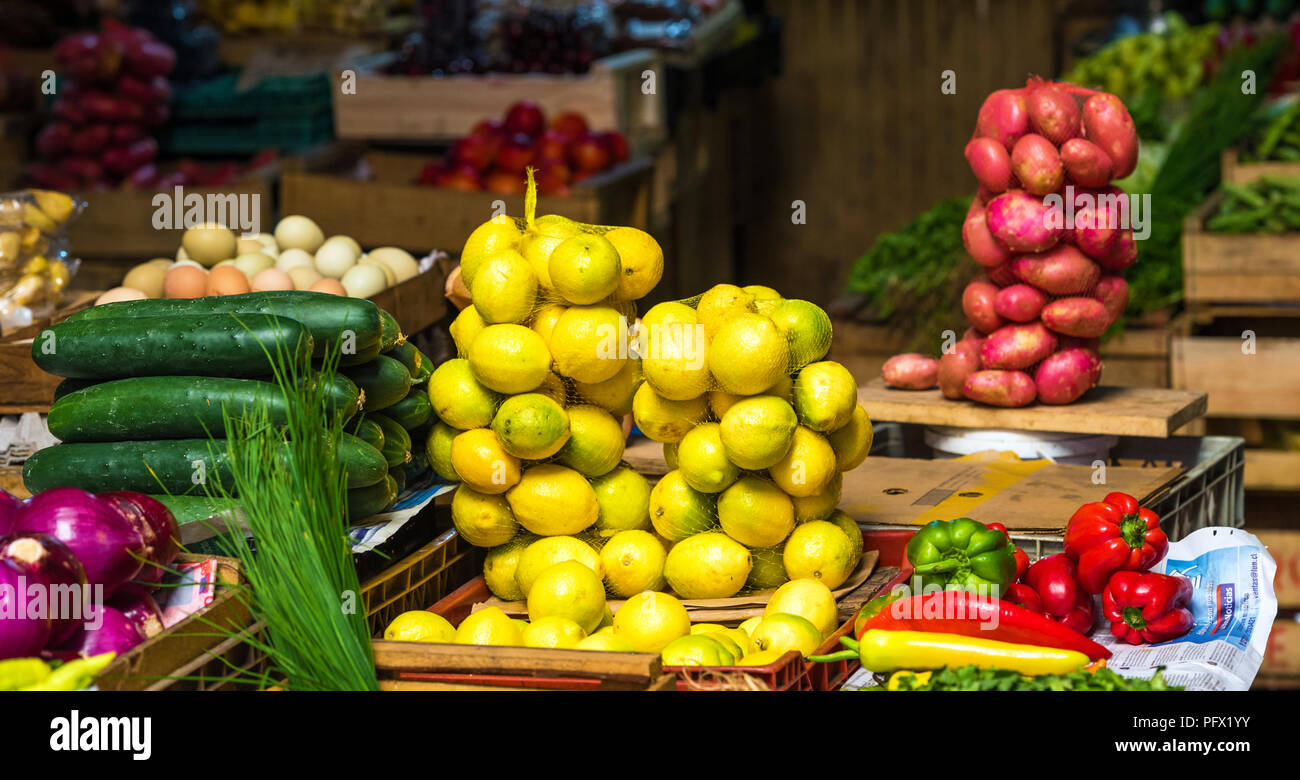 Frutas y verduras sobre el mostrador, del mercado local, Puerto Montt, Chile  Fotografía de stock - Alamy